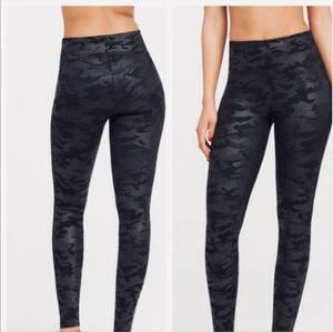 Spanx Faux Leather Camo Legging Size Medium Gray Black